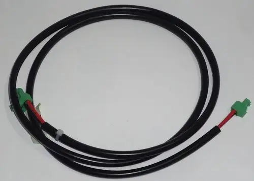 Schwarzes Kabel mit zwei grünen Steckverbindern und roten Leitungen, geeignet für Geräteeinbindungen, möglicherweise für Daikin Produkte.